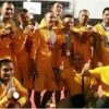 Tim basket Kuningan berfoto bersama seusai pengalungan medali.